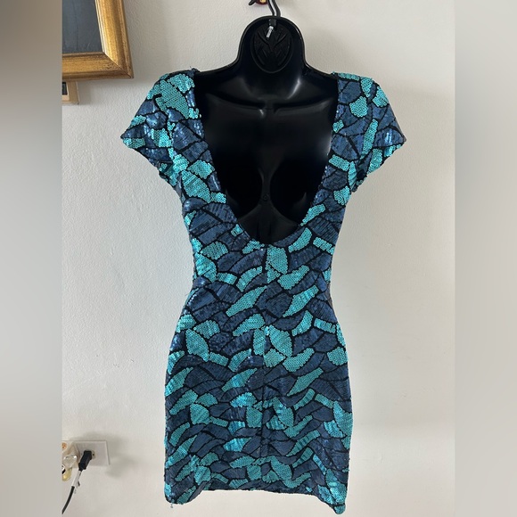 scalloped two tone sequin open back mini dress - Picture 3 of 3